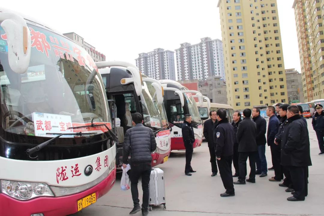 市政府副秘書長韓東武一行到隴運集團公司武都汽車站檢查春運安全生產(chǎn)工作