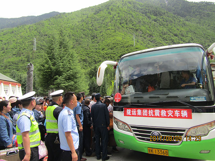 前往九寨溝抗震救災輸送旅客