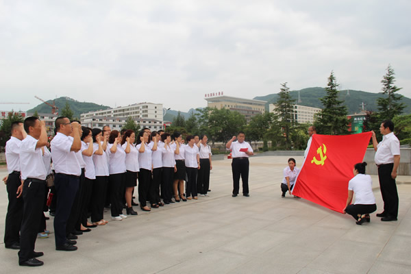 隴運(yùn)集團(tuán)公司黨委開展慶祝建黨97周年“緬懷先烈，砥礪奮進(jìn)”主題黨日活動